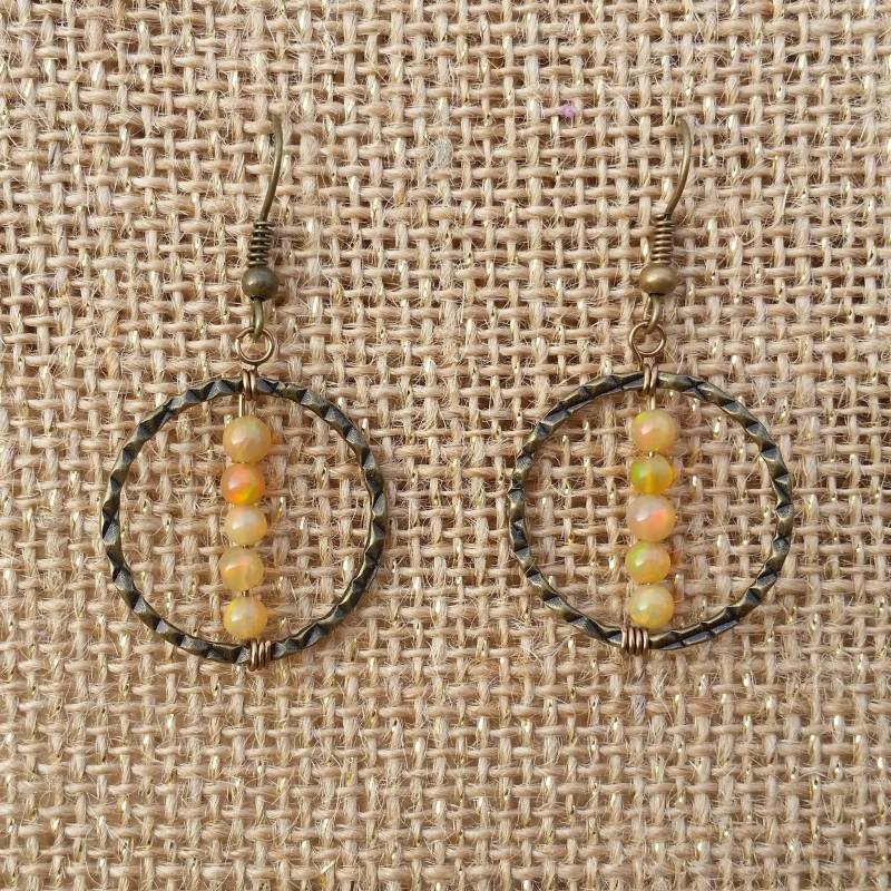 Opal Ohrringe Honig Feueropal Perlen Hoop Ohrringe Auf Antiqued Bronze Rings Aus Fair Trade Bezogen Ost Indien von StoneFoxArts