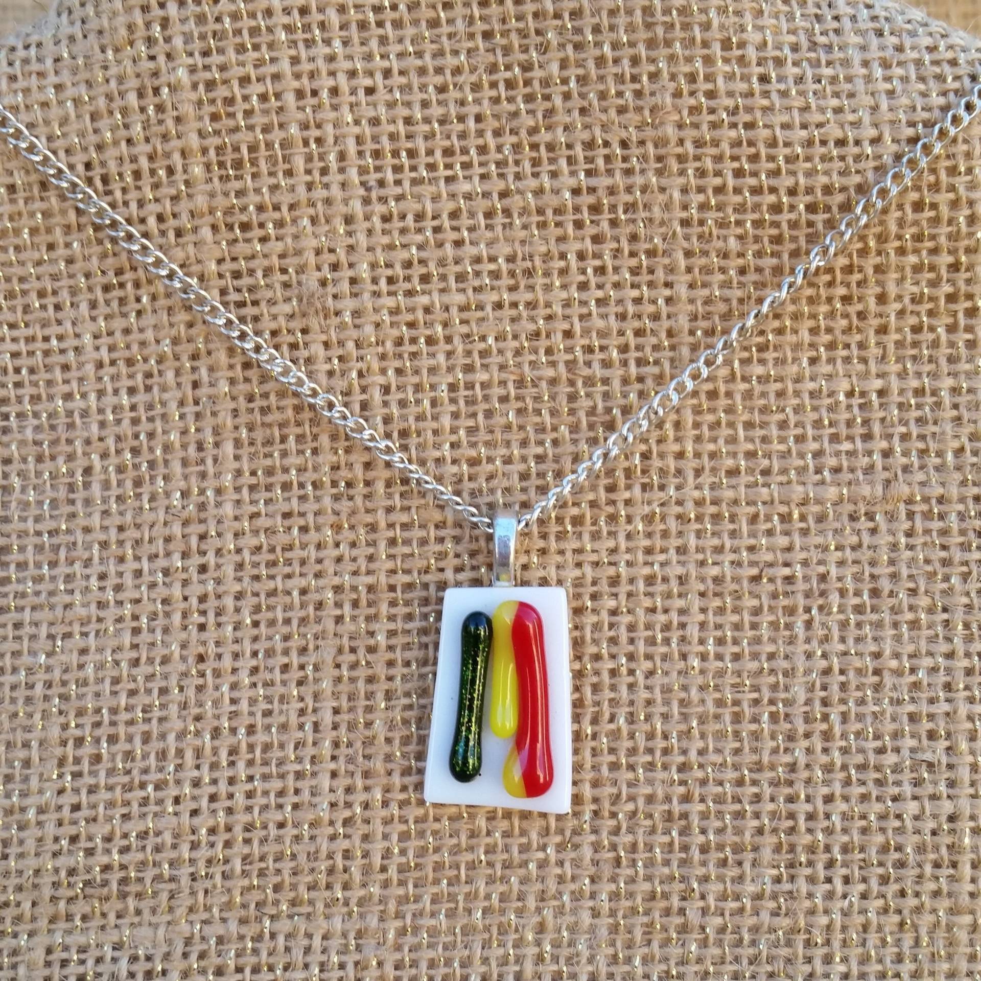 Rasta Stripe Halskette Strukturierte Handgemachte Dichroic Glas Tribut Grün Gelb Rot Weiß Anhänger Halskette 18 Zoll Länge Rasta Stripe Halskette Strukturierte Handgemachte Dichroic Glas Tribut Grün Gelb Rot Weiß Anhänger Halskette 18 Zoll Länge von StoneFoxArts
