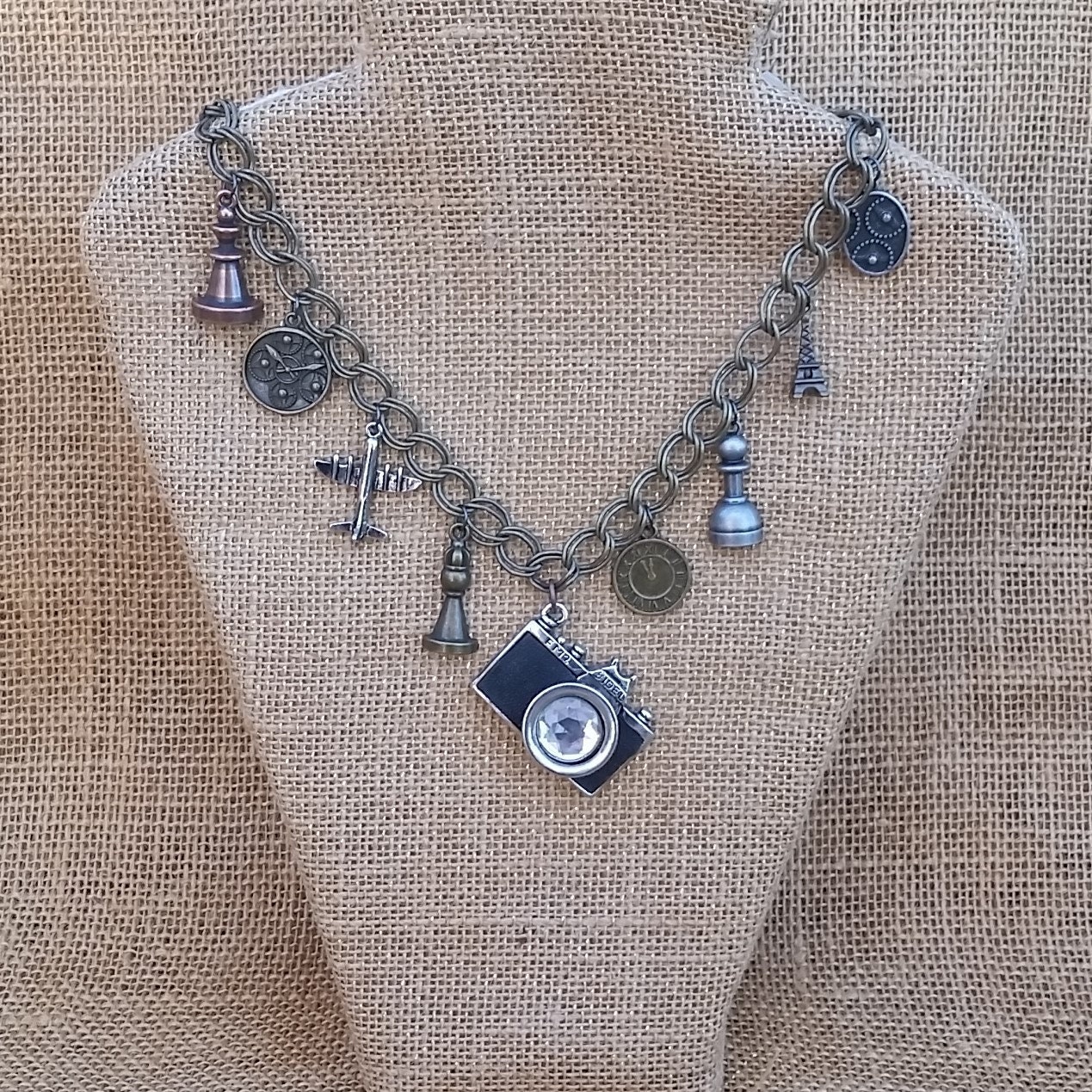 Steampunk Halskette Fernweh Charme Halskette Travel Gears Plane Schachfiguren & Steampunk-Themed Charms Jeweled Kamera Steam Punk Anhänger Steampunk Halskette Fernweh Charme Halskette Travel Gears Plane Schachfiguren & Steampunk-Themed Charms Jeweled Kamera Steam Punk Anhänger von StoneFoxArts