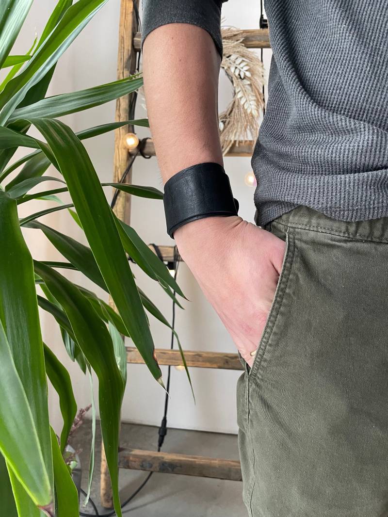 Schwarze Ledermanschette, Lederarmband, Schwarzes Armband, Lederarmband von StoneHillshop