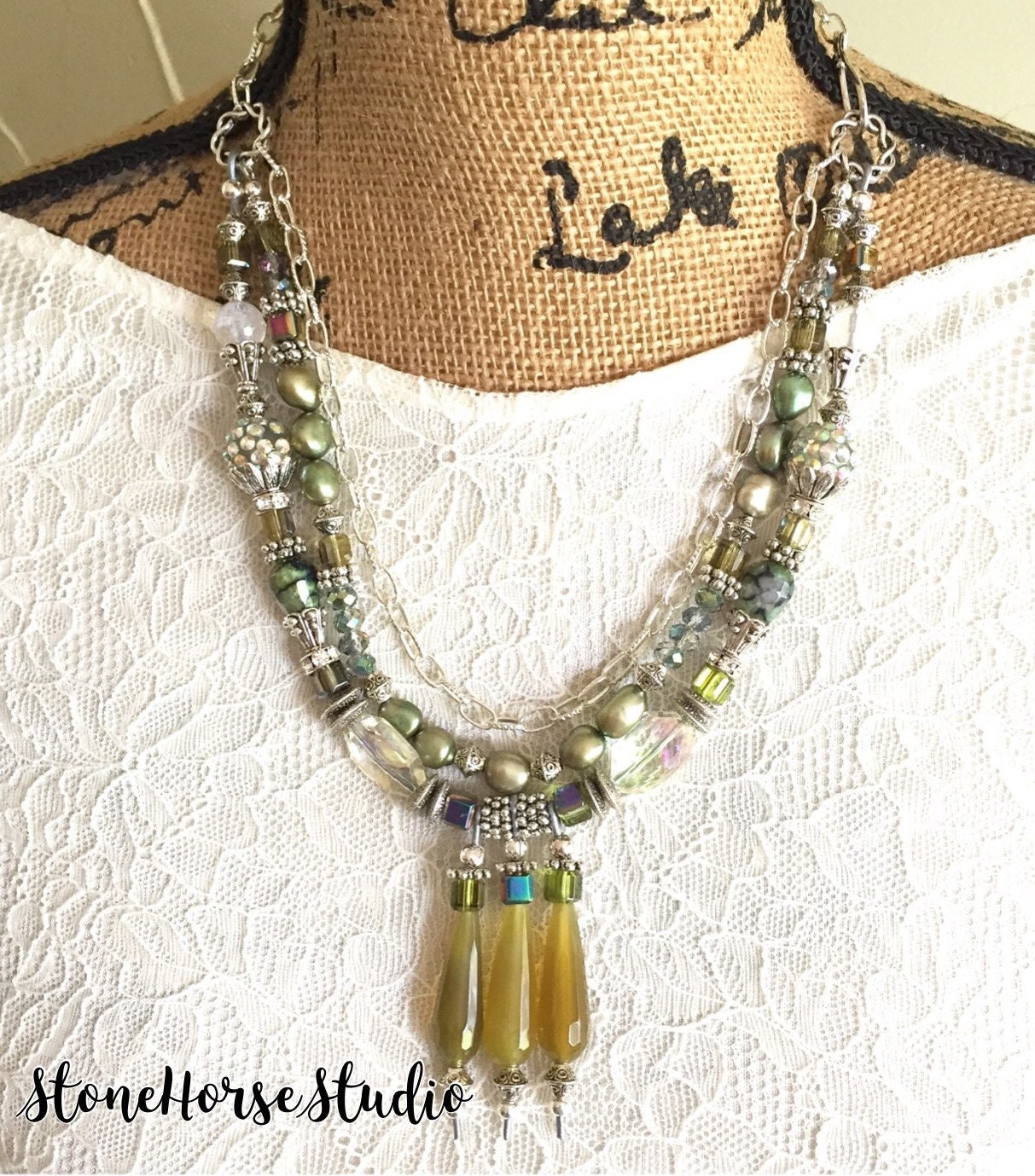 Triple-strang Teardrop Achathalskette Triple-strang Teardrop Achathalskette von StoneHorseStudio