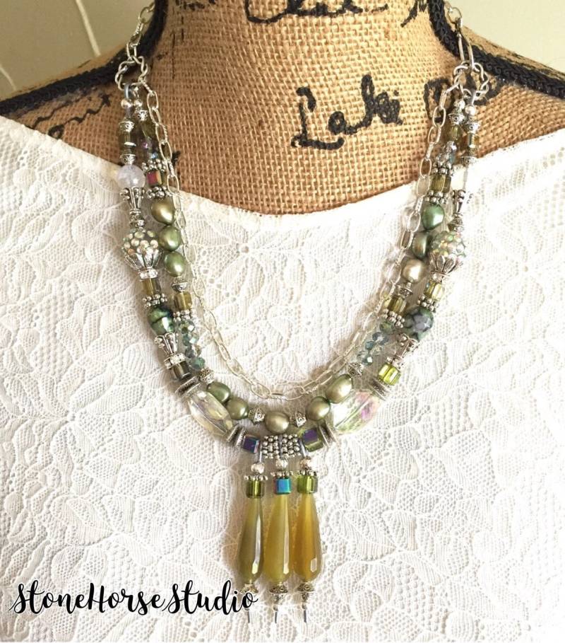 Triple-strang Teardrop Achathalskette Triple-strang Teardrop Achathalskette von StoneHorseStudio