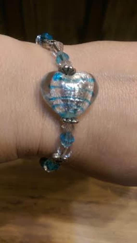 Aqua Glaskristall Herz Knebelarmband Aqua Glaskristall Herz Knebelarmband von StoneJewelryCompany