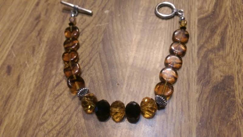 Bernstein & Schwarz Tiger-Gestreifte Glas Perlen Knebel Armband von StoneJewelryCompany