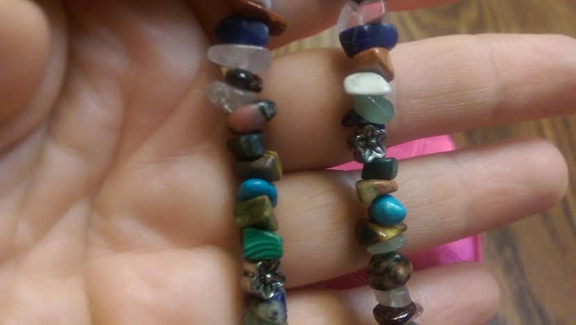 Echtes Halbedelstein Nugget Style Dehnbares Armband Mit Silbernen Metallblüten Akzenten Echtes Halbedelstein Nugget Style Dehnbares Armband Mit Silbernen Metallblüten Akzenten von StoneJewelryCompany