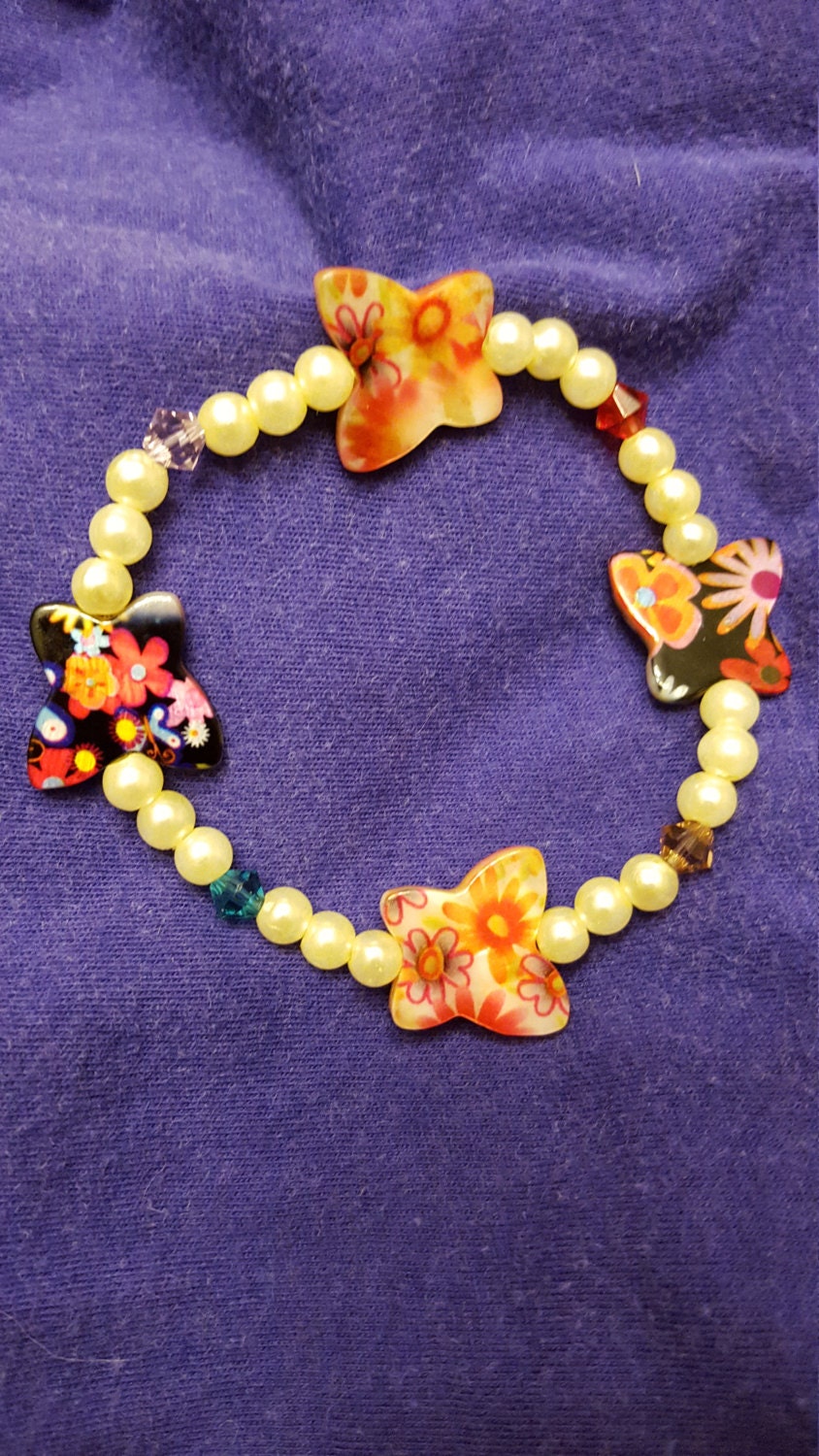 Echtes Perlmutt, Swarovski Kristall Und Faux Pearl Schmetterling Stretch Armband Echtes Perlmutt, Swarovski Kristall Und Faux Pearl Schmetterling Stretch Armband von StoneJewelryCompany