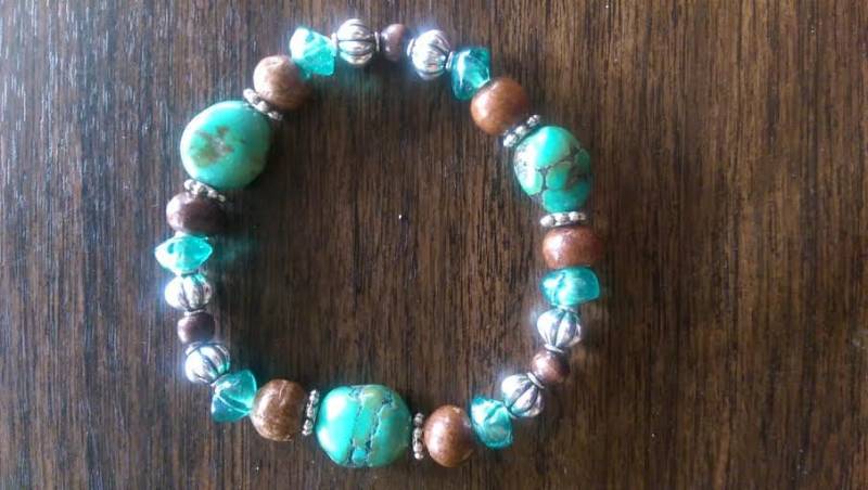 Echtes Türkis Perlen Stretch Armband Mit Holz, Glas Und Metall Akzenten Echtes Türkis Perlen Stretch Armband Mit Holz, Glas Und Metall Akzenten von StoneJewelryCompany