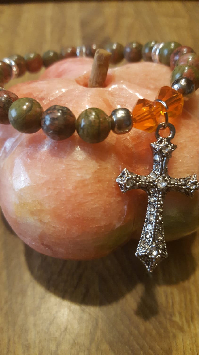 Echtes Unakit Perlen Armband Mit Swarovski Kristallen Und Mittelalterlichen Besetztes Kreuz Echtes Unakit Perlen Armband Mit Swarovski Kristallen Und Mittelalterlichen Besetztes Kreuz von StoneJewelryCompany