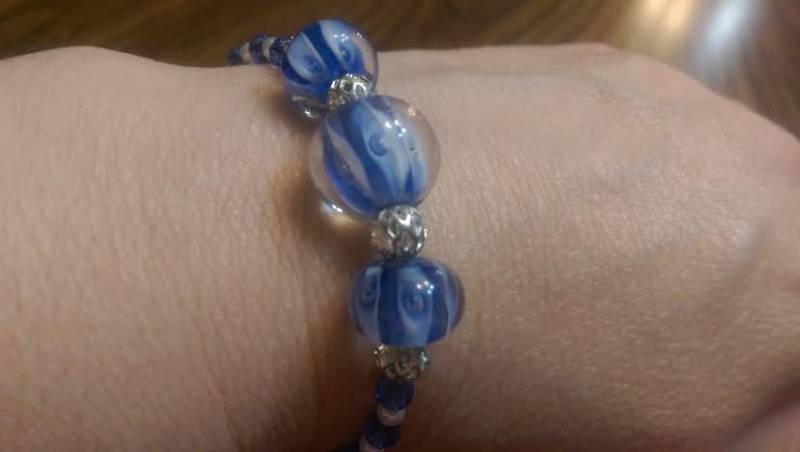 Lampwork Knebelarmband Mit Kunstperlen Und Silberfarbenen Filligree Perlen Lampwork Knebelarmband Mit Kunstperlen Und Silberfarbenen Filligree Perlen von StoneJewelryCompany