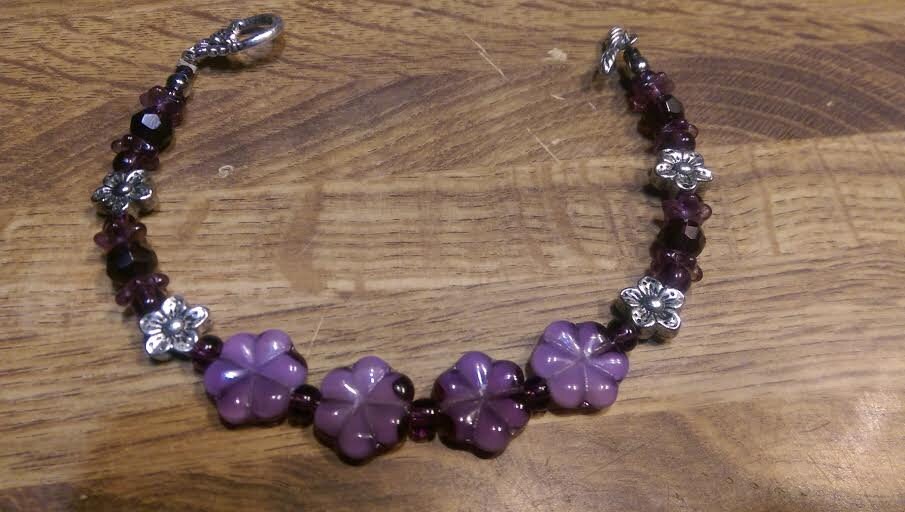 Lila Daisy Blume Glas & Silber Metall Knebel Armband Lila Daisy Blume Glas & Silber Metall Knebel Armband von StoneJewelryCompany