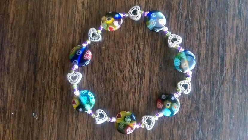 Millefiori-Look Glas Runde Blümchen Perle & Silber Metall Herz Stretch Armband Millefiori-Look Glas Runde Blümchen Perle & Silber Metall Herz Stretch Armband von StoneJewelryCompany