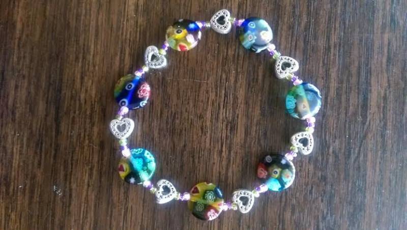 Millefiori-Look Glas Runde Blümchen Perle & Silber Metall Herz Stretch Armband Millefiori-Look Glas Runde Blümchen Perle & Silber Metall Herz Stretch Armband von StoneJewelryCompany