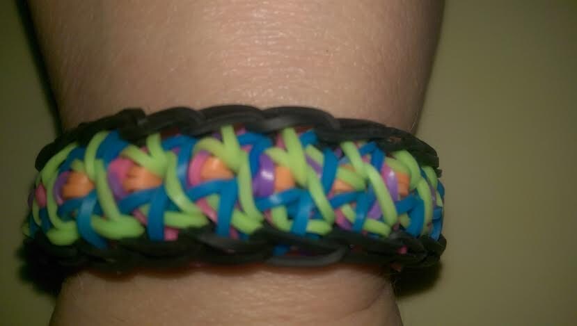 Rainbow Loom Multi Farbiges Criss Cross Armband Rainbow Loom Multi Farbiges Criss Cross Armband von StoneJewelryCompany