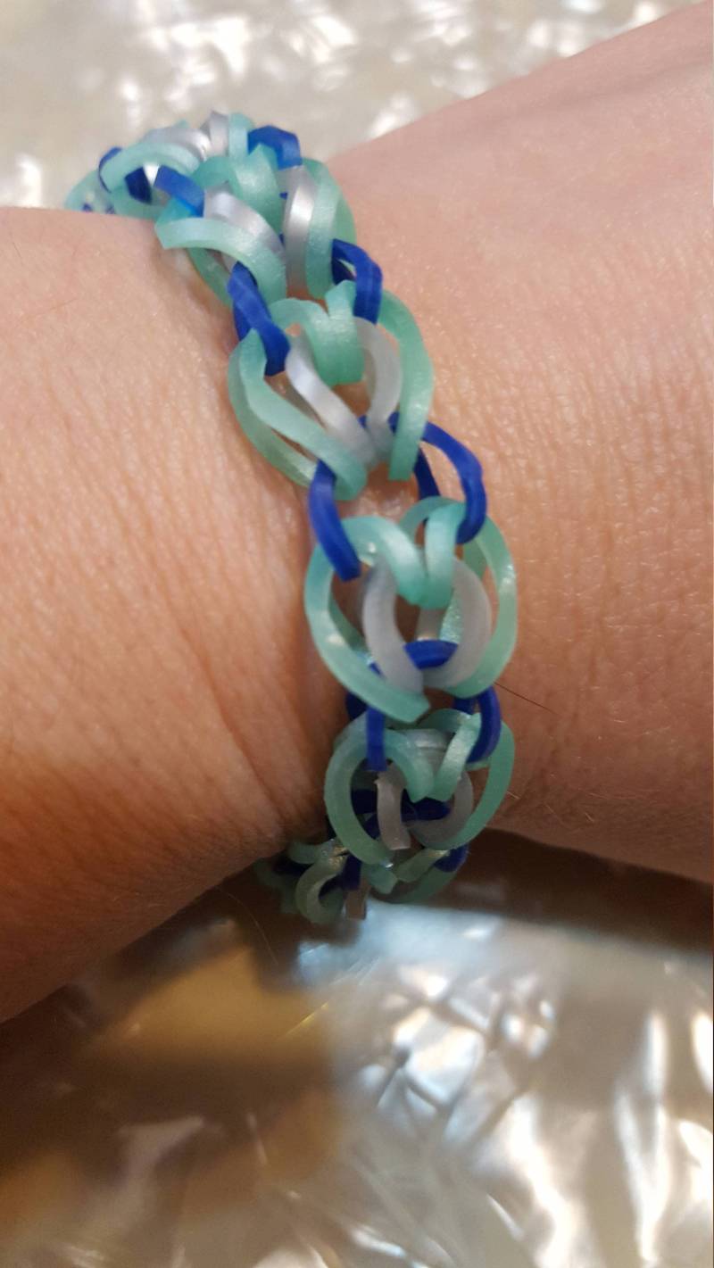 Regenbogen Loom Offenes Herz Armband in Hellperlenblau, Metallic Silber Und Pfauenblau Regenbogen Loom Offenes Herz Armband in Hellperlenblau, Metallic Silber Und Pfauenblau von StoneJewelryCompany
