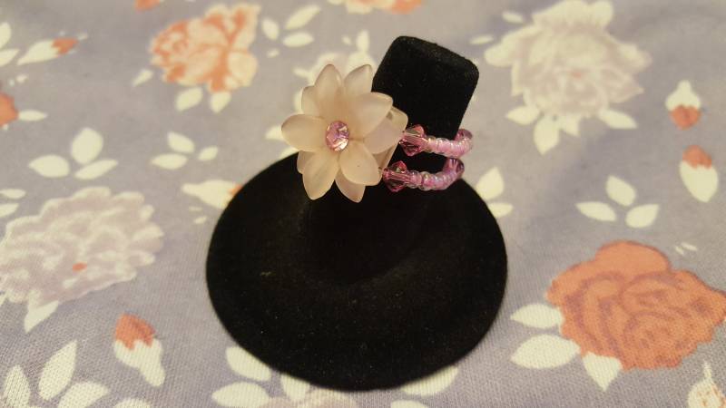 Rosa Kunststoff Stretchy Flower Ring Mit Echten Swarovski-Kristallen Und Rocailles-Perlen Rosa Kunststoff Stretchy Flower Ring Mit Echten Swarovski-Kristallen Und Rocailles-Perlen von StoneJewelryCompany