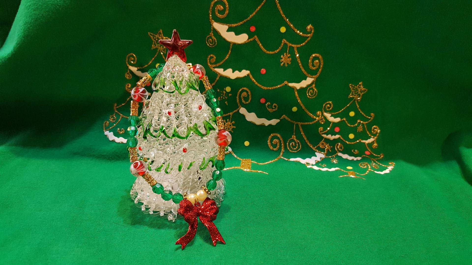 Rot & Grün Weihnachtskranz Perlen Stretch Armband Rot & Grün Weihnachtskranz Perlen Stretch Armband von StoneJewelryCompany