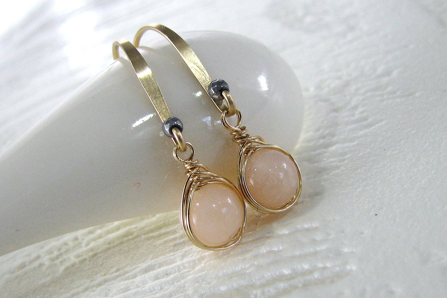 Rosa Opal Ohrringe 14K Gold-Filled Wire Wrapped Edelstein-Anhänger Rosa Opal Ohrringe 14K Gold-Filled Wire Wrapped Edelstein-Anhänger von StoneLinkDesigns