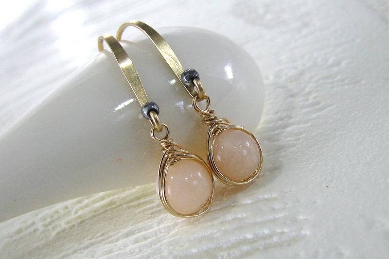 Rosa Opal Ohrringe 14K Gold-Filled Wire Wrapped Edelstein-Anhänger Rosa Opal Ohrringe 14K Gold-Filled Wire Wrapped Edelstein-Anhänger von StoneLinkDesigns