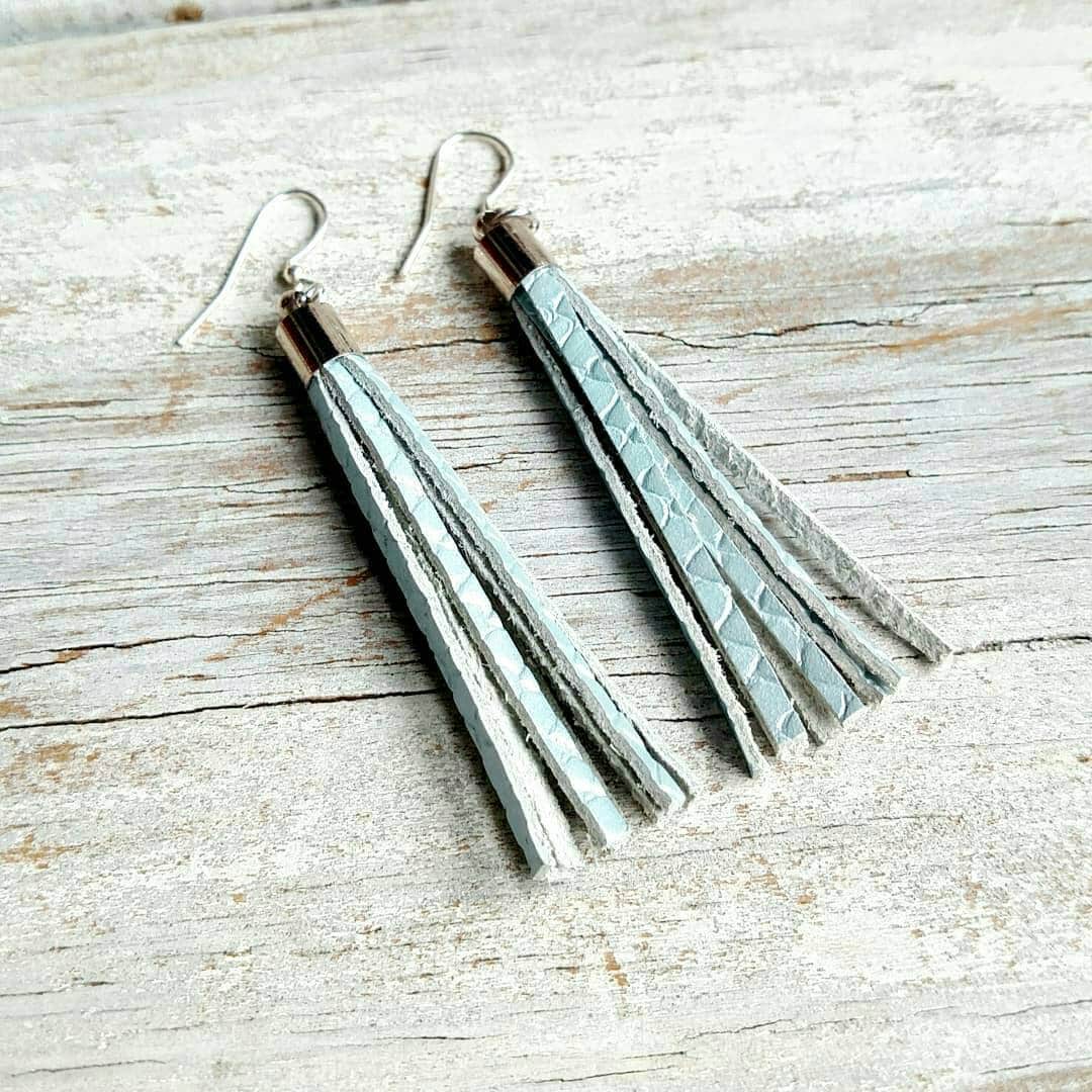 Metallic Baby Blue Quastenohrringe, Blaue Boho Ohrringe, Schmuck, Hellblaue Quastenohrringe von StoneLoveJewelryGirl