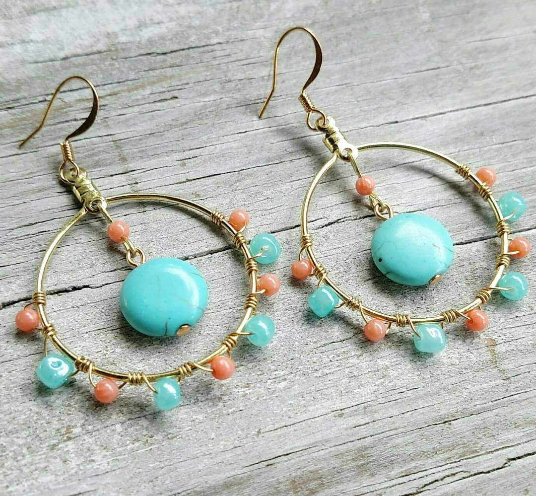 Türkis Und Koralle Wire Wrapped Boho Creolen von StoneLoveJewelryGirl