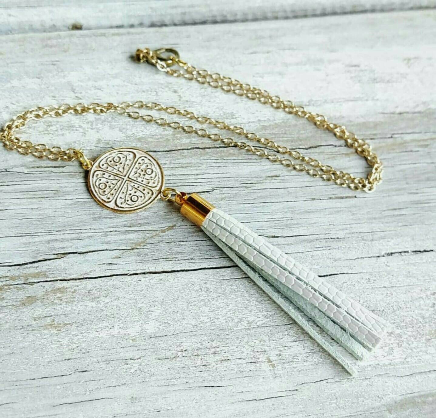 Weiße Quastenkette An Goldkette, Weiße Quaste Halskette, Goldene Boho Boho, Quasten von StoneLoveJewelryGirl