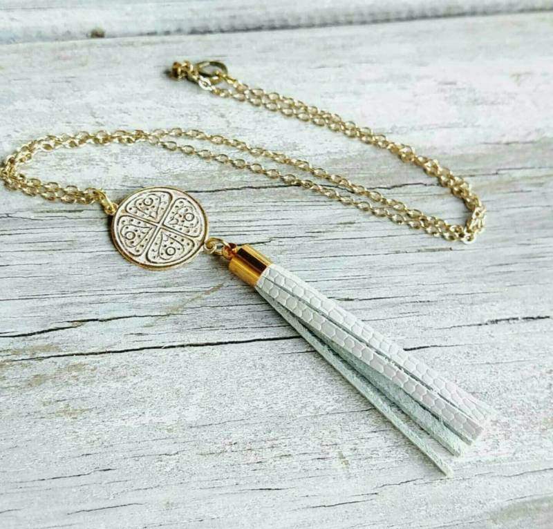 Weiße Quastenkette An Goldkette, Weiße Quaste Halskette, Goldene Boho Boho, Quasten von StoneLoveJewelryGirl