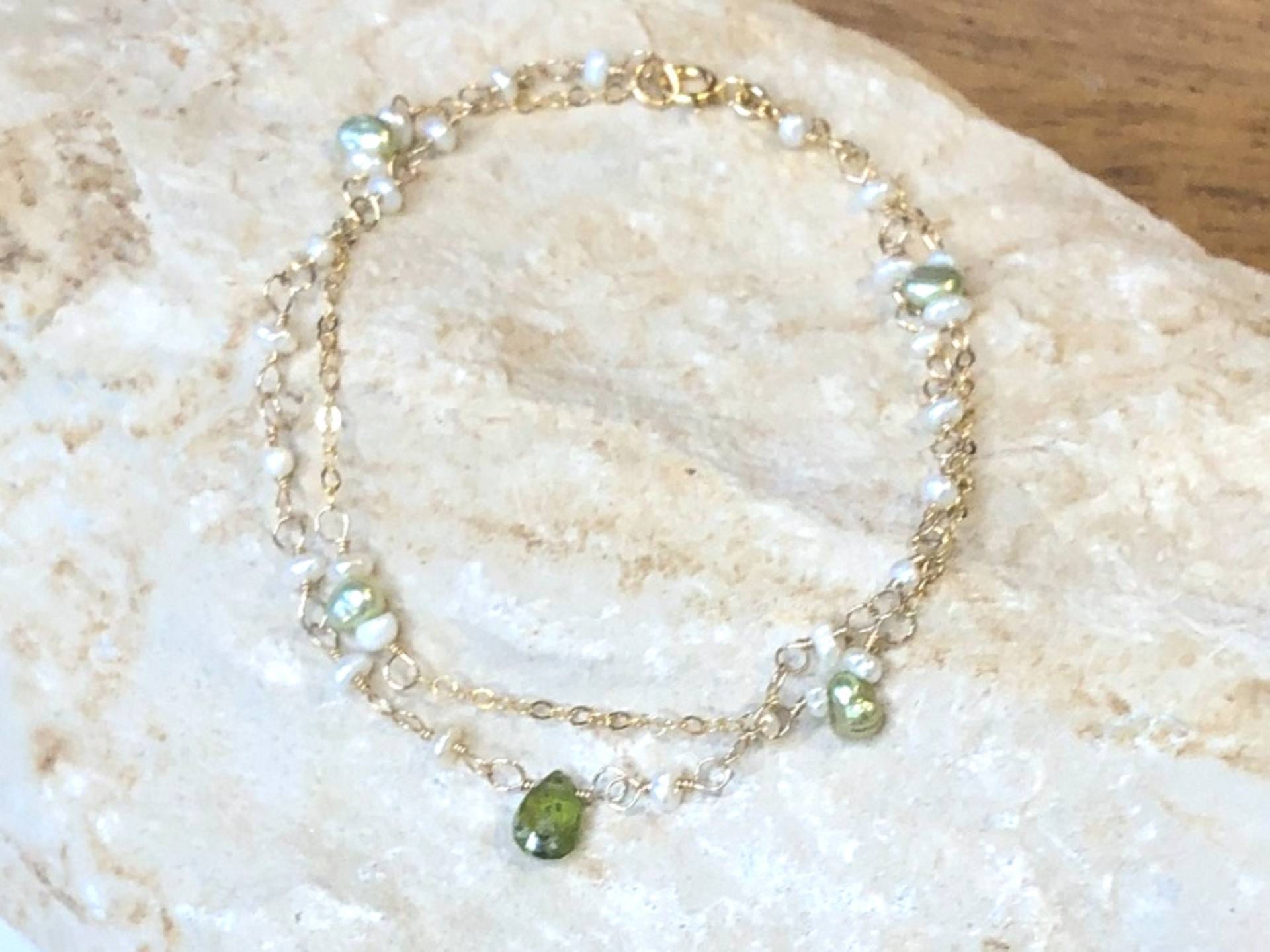 Armband W/Peridot & Grüne Süßwasserperlen Und Gold-Filled Kette, Mini Armband, Geschenk Für Naturliebhaber von StoneLuxxeJewelry