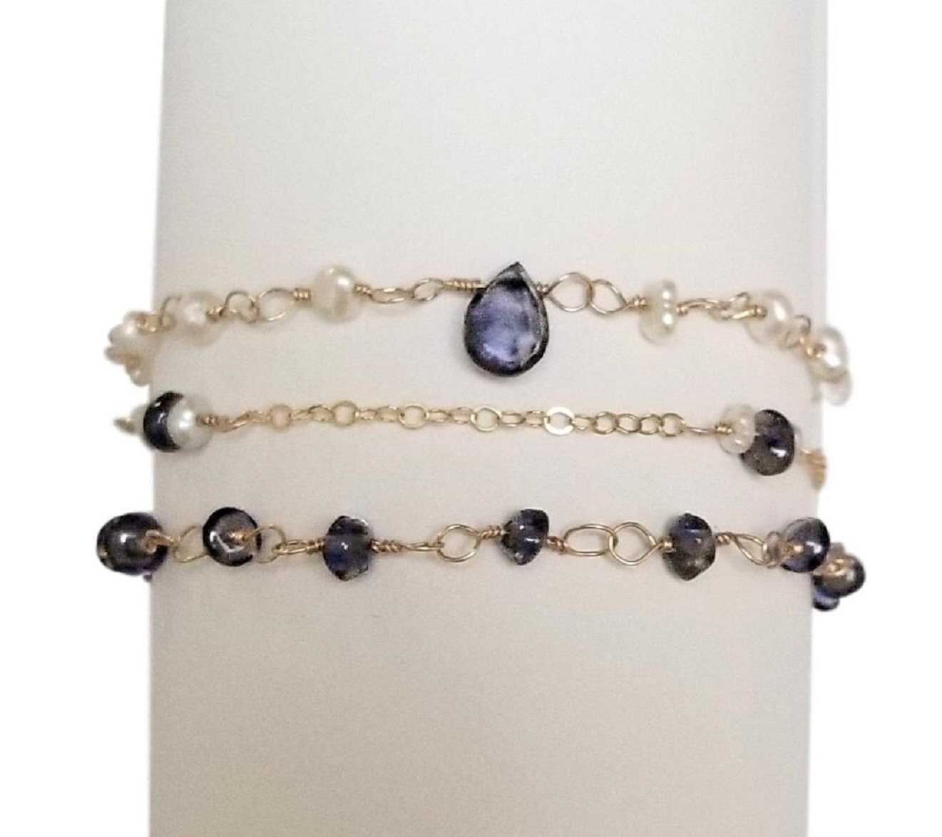 Dreireihiges Armband Mit Iolith Und Süßwasserperlen, Gold Gefüllte Kette Verschluss, Blauer Edelstein Schmuck, Etwas Blaues von StoneLuxxeJewelry