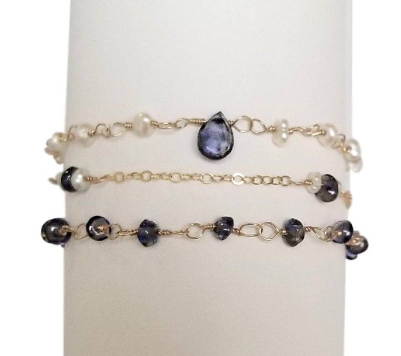 Dreireihiges Armband Mit Iolith Und Süßwasserperlen, Gold Gefüllte Kette Verschluss, Blauer Edelstein Schmuck, Etwas Blaues von StoneLuxxeJewelry