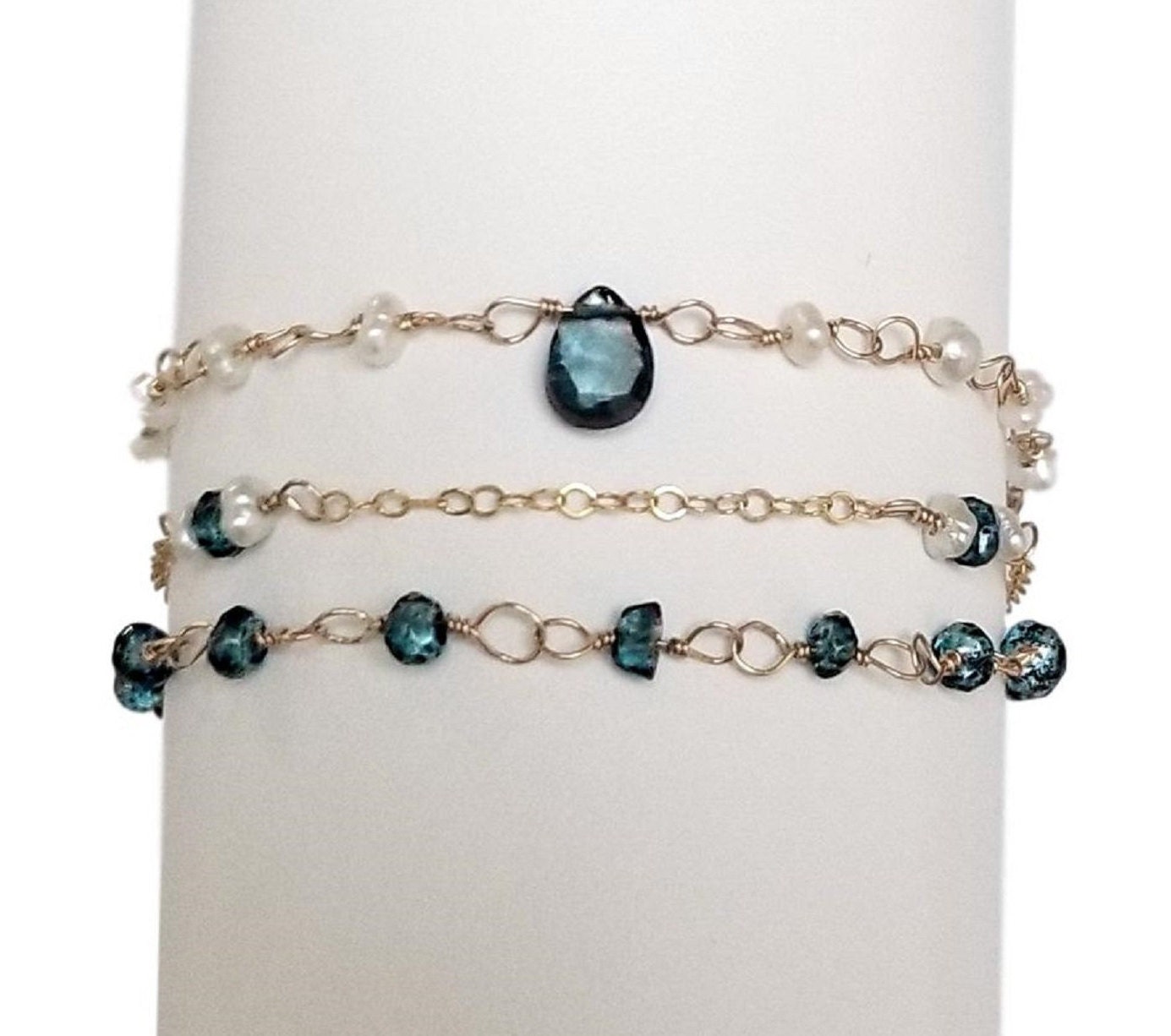 Dreireihiges Armband Mit London Blue Topaz, Gold-Filled Kette & Verschluss, Mini Süßwasserperlen, Türkiser Edelsteinschmuck, Mehrstrangig von StoneLuxxeJewelry