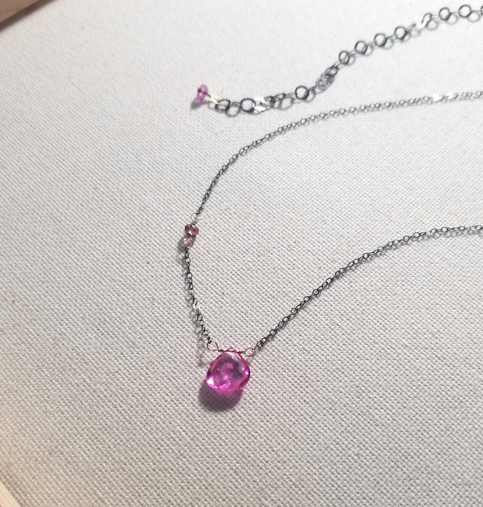 Gemischte Metall, Rosa Topas Halskette Oxidierte Silber Kette W/Rubellit, Zierliche Edelstein Turmalin Kristalle, Edgy-Elegant von StoneLuxxeJewelry