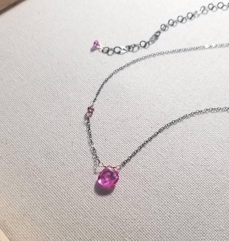 Gemischte Metall, Rosa Topas Halskette Oxidierte Silber Kette W/Rubellit, Zierliche Edelstein Turmalin Kristalle, Edgy-Elegant von StoneLuxxeJewelry