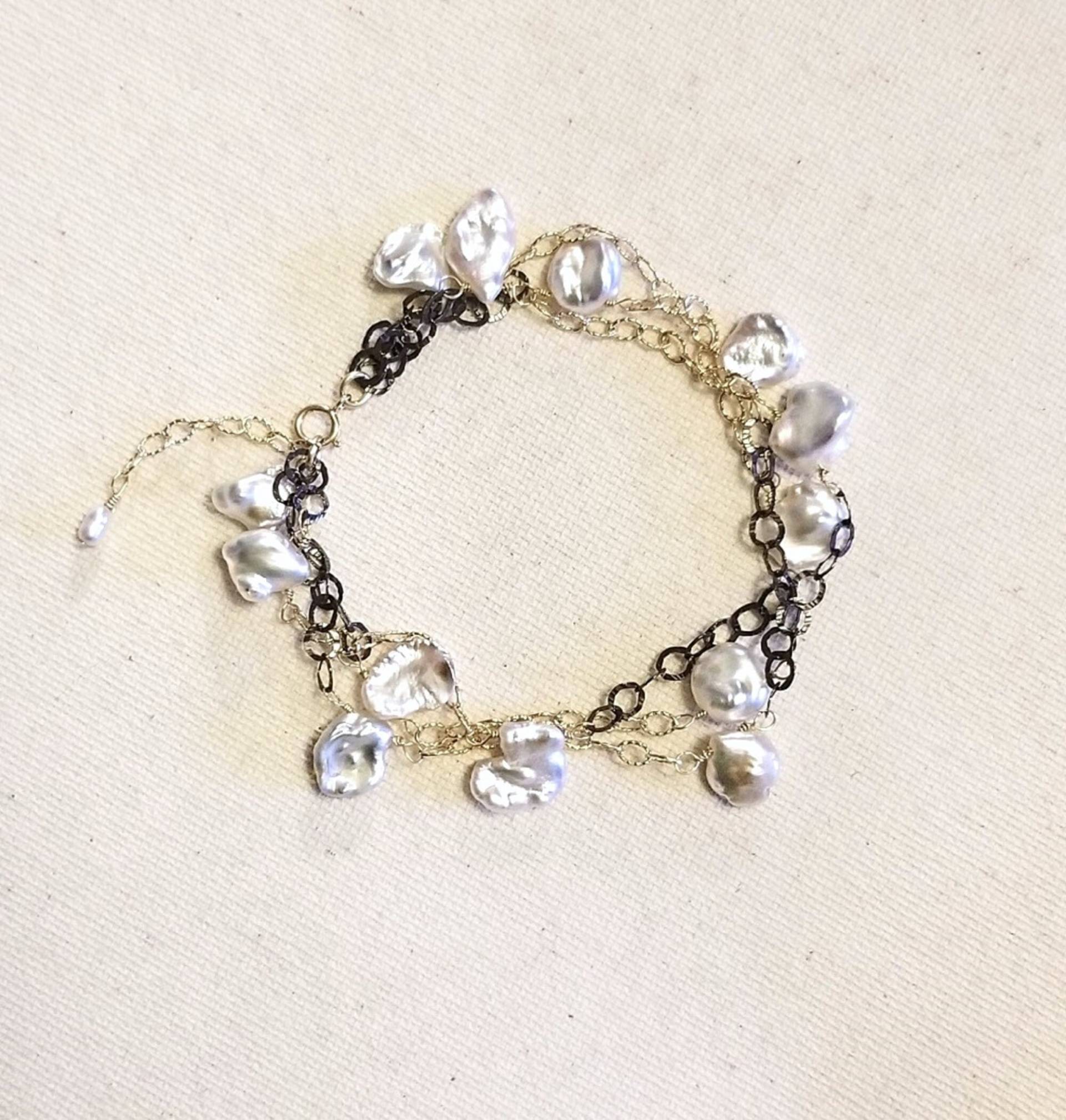 Gemischte Metall Armband W/Glänzende Perlen, Gold Gefüllt & Oxidiertem Silberkette, Multi-strang Schmuck, Schwarz Und Mit Schillernden Weißen Perlen von StoneLuxxeJewelry