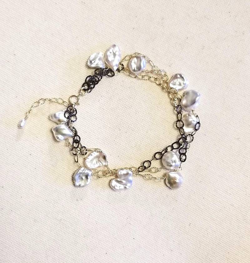 Gemischte Metall Armband W/Glänzende Perlen, Gold Gefüllt & Oxidiertem Silberkette, Multi-strang Schmuck, Schwarz Und Mit Schillernden Weißen Perlen von StoneLuxxeJewelry