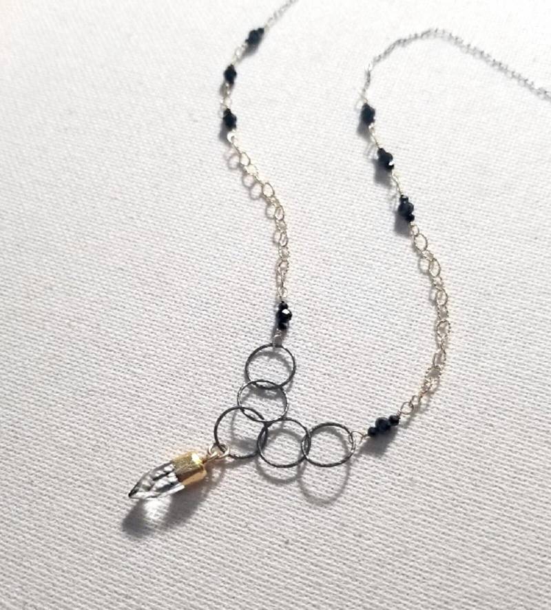 Gemischte Metall Halskette W/Facettierte Galvanisierte Quarz Kristall Tropfen & Oxidierte Reifen Kette, Schwarze Spinell Und Gold Gefüllt Kette von StoneLuxxeJewelry