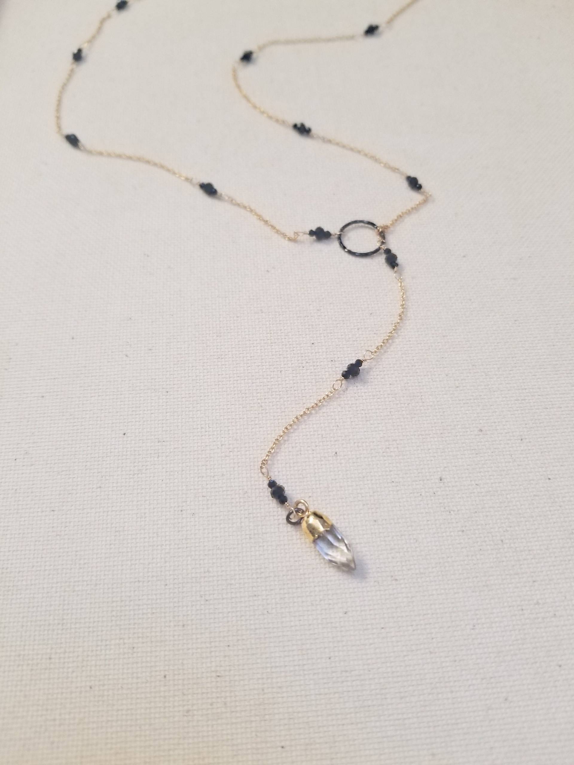 Gold Gefüllt Lariat Halskette W/Schwarz Spinell Edelsteine, Poliert Klar, Galvanisierte Quarz Kristall Anhänger, Crystal Drop Halskette, Oxidiert von StoneLuxxeJewelry