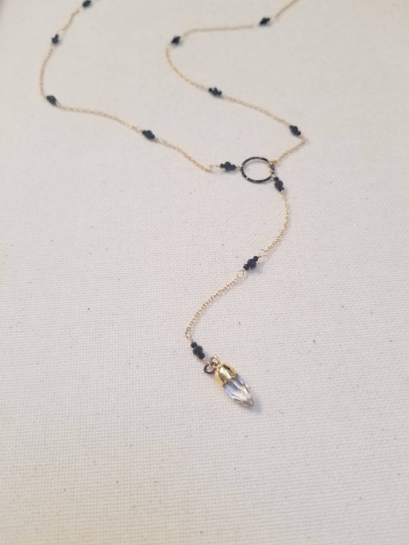 Gold Gefüllt Lariat Halskette W/Schwarz Spinell Edelsteine, Poliert Klar, Galvanisierte Quarz Kristall Anhänger, Crystal Drop Halskette, Oxidiert von StoneLuxxeJewelry
