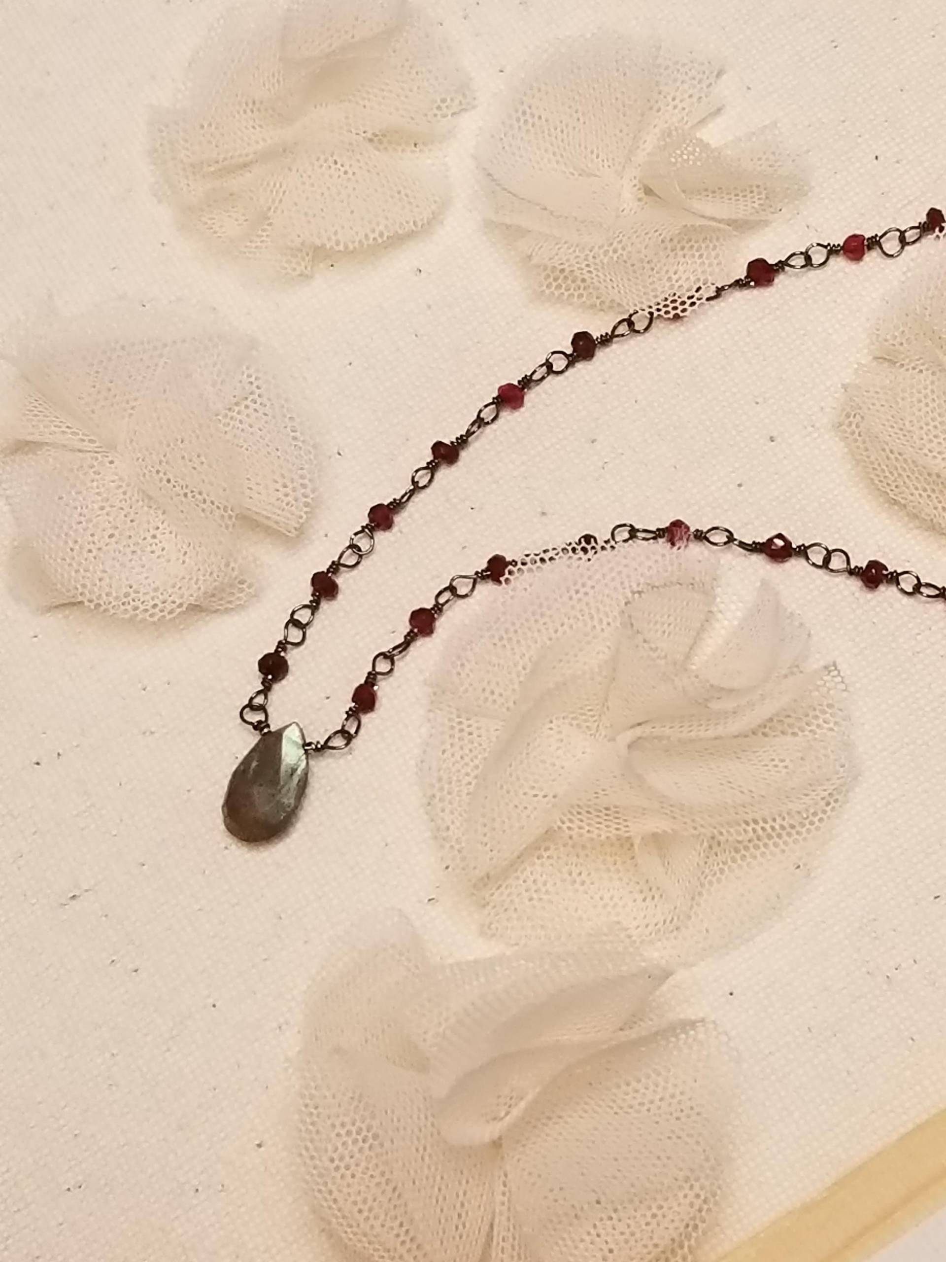 Halskette W/Labradorit & Granaten Auf Oxidiertem Silber Kette, Einzelstrang Granat Und Labradorithalskette Rotguss von StoneLuxxeJewelry