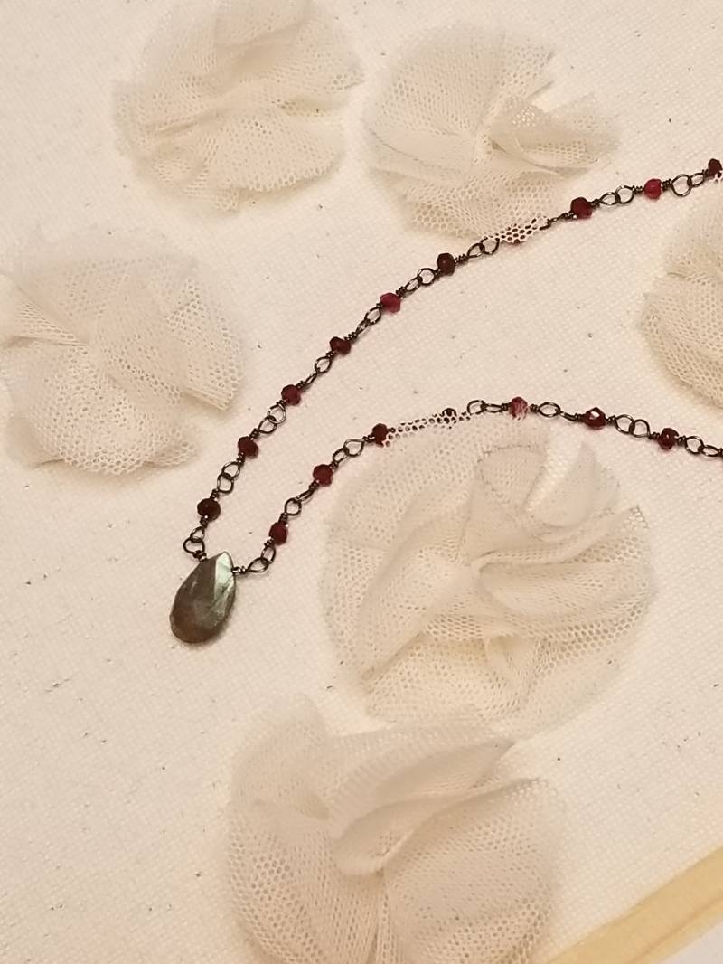 Halskette W/Labradorit & Granaten Auf Oxidiertem Silber Kette, Einzelstrang Granat Und Labradorithalskette Rotguss von StoneLuxxeJewelry