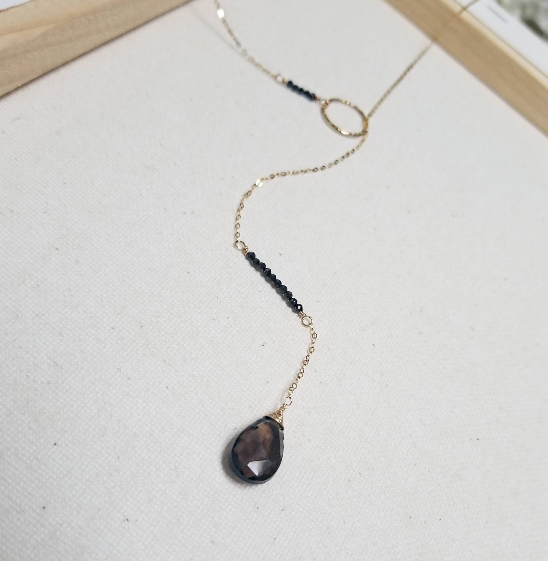 Lariat Halskette W/14Kt Gold Füllen, Schwarze Spinell Edelsteine, Klar Rauchigen Quarz Kristall Anhänger, Moderne Hochzeit Schmuck von StoneLuxxeJewelry