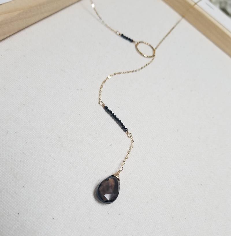 Lariat Halskette W/14Kt Gold Füllen, Schwarze Spinell Edelsteine, Klar Rauchigen Quarz Kristall Anhänger, Moderne Hochzeit Schmuck von StoneLuxxeJewelry