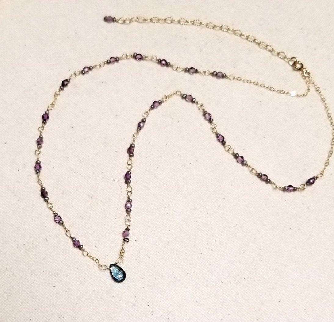 London Blau Topas Tropfen Halskette W/Amethyst & Schwarz Mini Perlen Gold Gefüllt Ekette, Geschenke Für Sie von StoneLuxxeJewelry