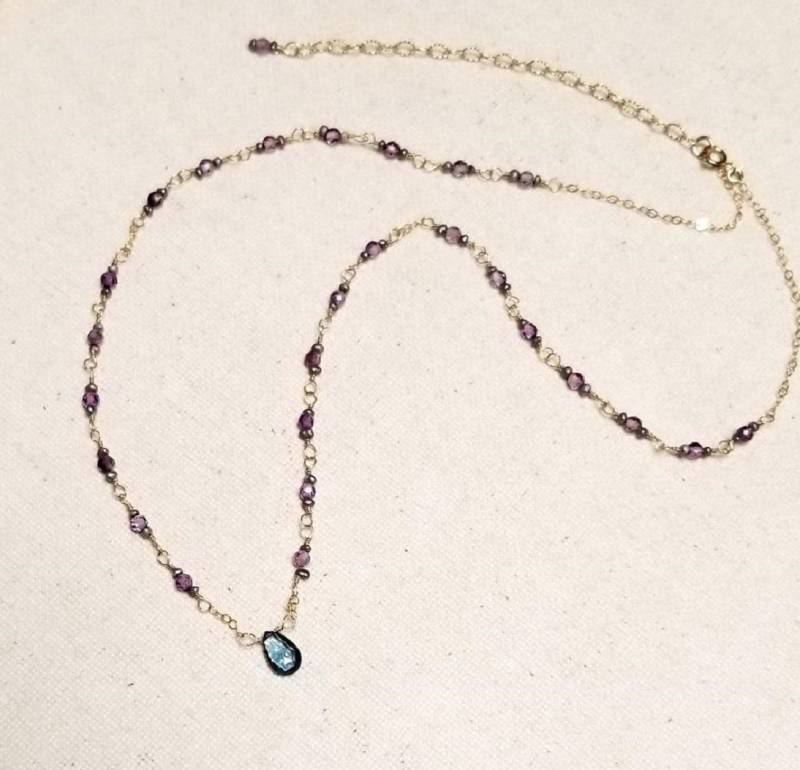 London Blau Topas Tropfen Halskette W/Amethyst & Schwarz Mini Perlen Gold Gefüllt Ekette, Geschenke Für Sie von StoneLuxxeJewelry