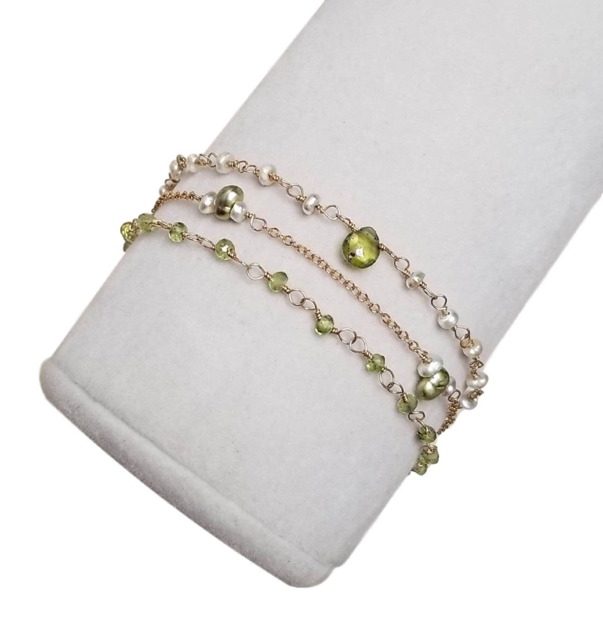 Multi Strand Armband W/Peridot & Grüne Perle Und Gold-Filled Kette Verschluss, Mini Süßwasserperlen Armband, Greenery Frühling von StoneLuxxeJewelry