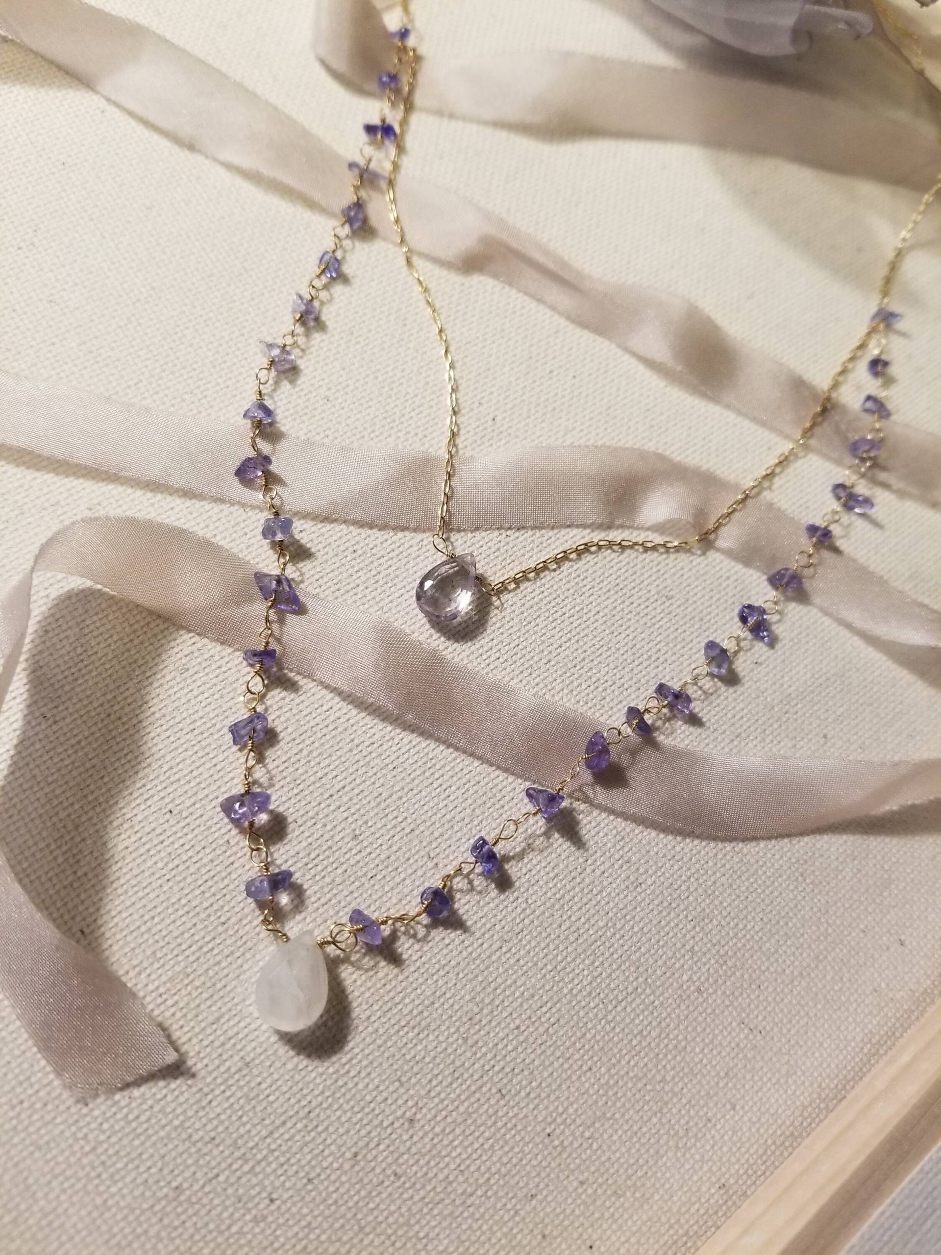 Multi Strang Halskette W/Tanzanite Edelstein, Blauer Quarz & Mondstein Tropfen, Gold Füllen Kette Blau-Violett Chips, Etwas Blau von StoneLuxxeJewelry