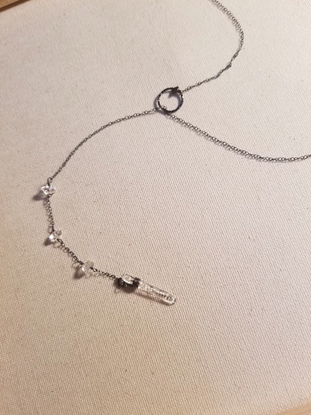 Oxidierte Silber Lariat Halskette, Gunmetal Kette, Herkimer Diamant, Kristallpunkt Anhänger, Wüste Diamant Hochzeitsschmuck, Geschenke von StoneLuxxeJewelry