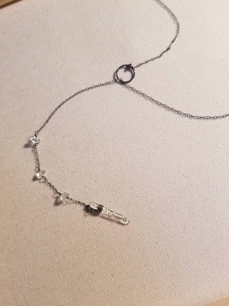 Oxidierte Silber Lariat Halskette, Gunmetal Kette, Herkimer Diamant, Kristallpunkt Anhänger, Wüste Diamant Hochzeitsschmuck, Geschenke von StoneLuxxeJewelry