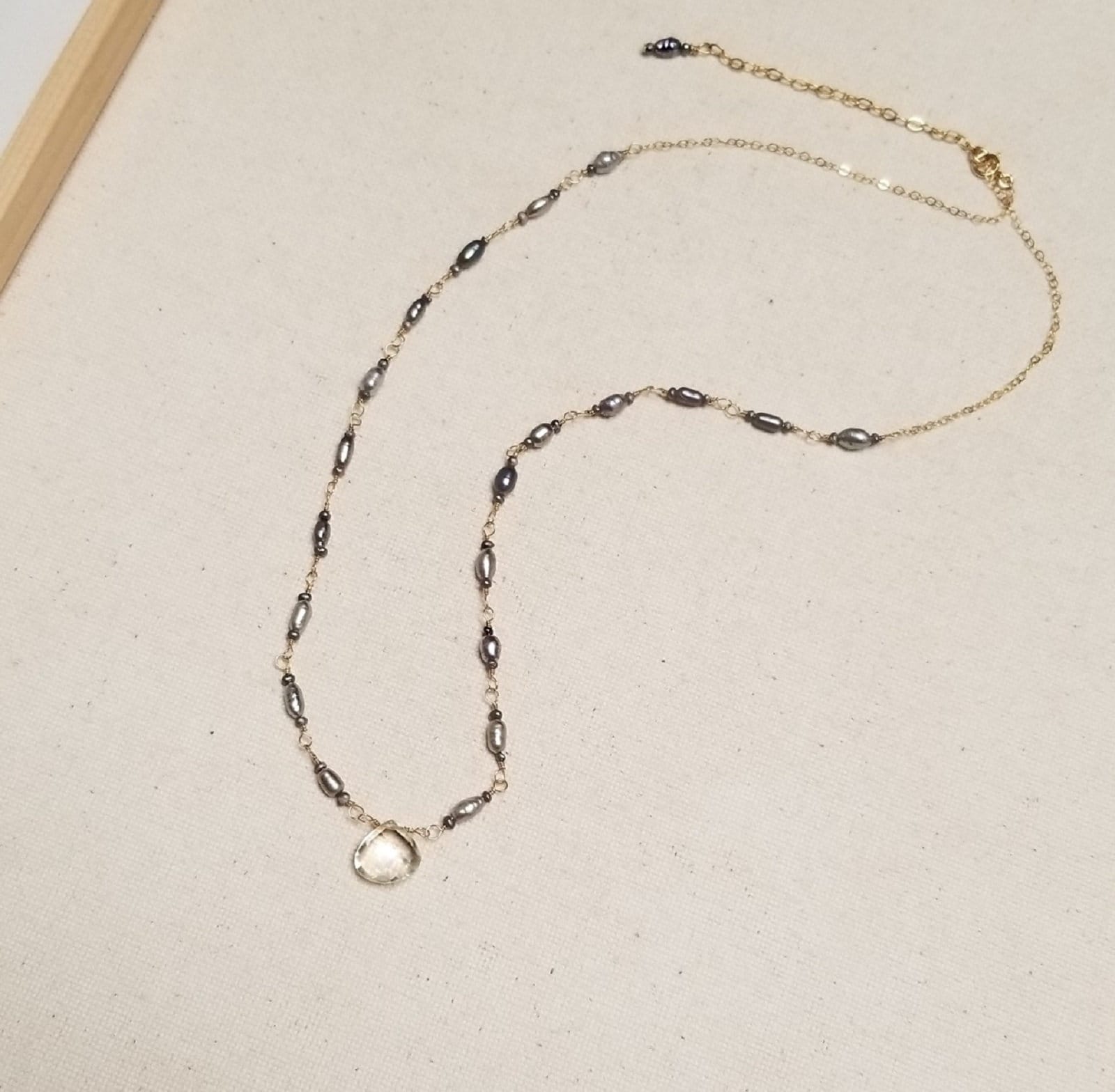 Quarzdrop Halskette W/Black & Light Blue Pearls Und Gold Filled Chain, Crystal Teardrop W/Freshwater Pearl Rosenkranzkette von StoneLuxxeJewelry