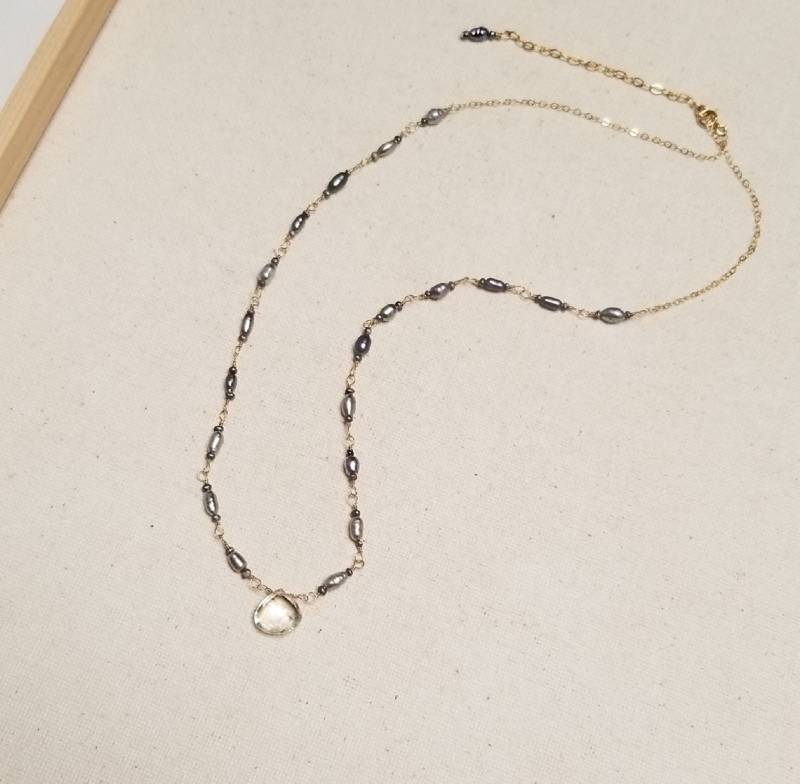 Quarzdrop Halskette W/Black & Light Blue Pearls Und Gold Filled Chain, Crystal Teardrop W/Freshwater Pearl Rosenkranzkette von StoneLuxxeJewelry