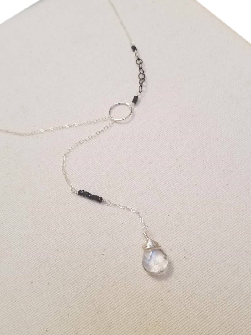 Silberne Lariat Halskette Mit Schwarzem Spinell & Quarz Kristalltropfen, Schwarz-Weiß Schmuck, Mod Edelstein Anhänger von StoneLuxxeJewelry